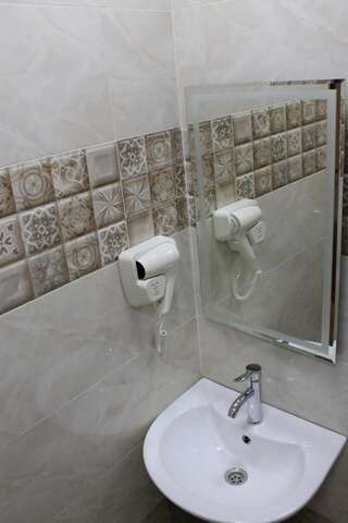 Отель East House Hotel Баку Трехместный номер «Комфорт» с душем-13