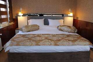 Отель East House Hotel Баку Улучшенный номер с кроватью размера «king-size»-3